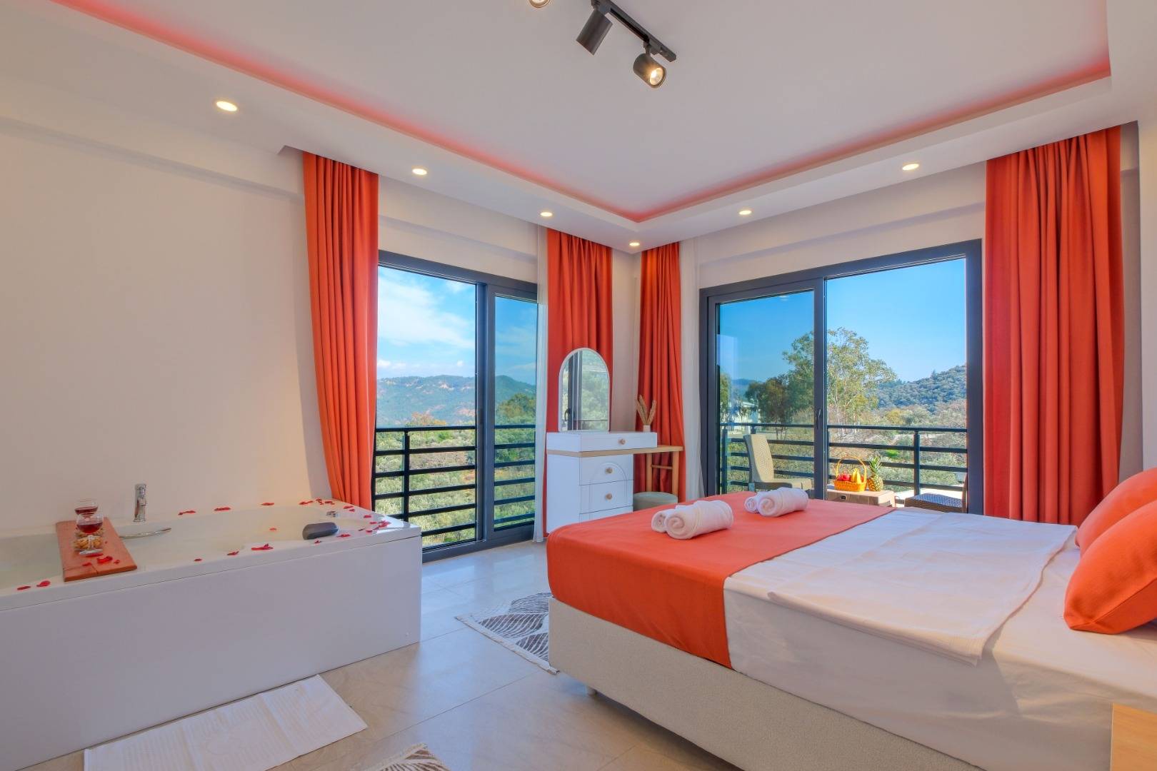 Fethiye Bozyer'de Geniş Ailelere Uygun, Özel Havuzlu, 3+1 Kiralık Villa