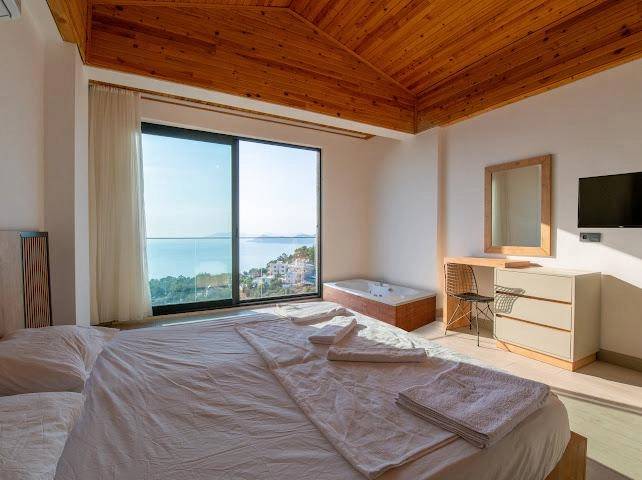 Fethiye Faralya'da Muhteşem Deniz Manzaralı, Özel Havuzlu, 4+1 Villa