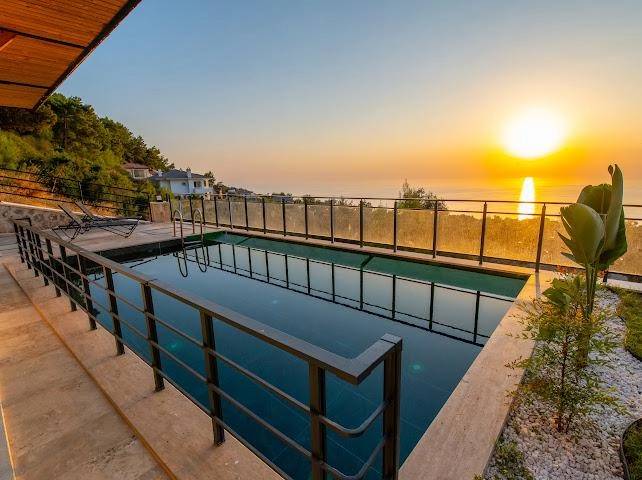 Fethiye Faralya'da Muhteşem Deniz Manzaralı, Özel Havuzlu, 4+1 Villa