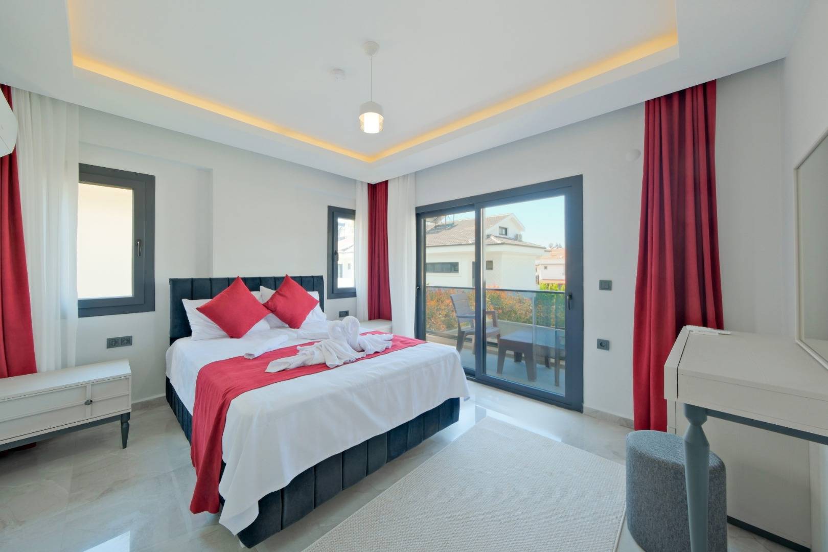 Fethiye Foça'da Yemyeşil Bahçeli, Özel Havuzlu, Çocuk Oyun Alanlı Villa