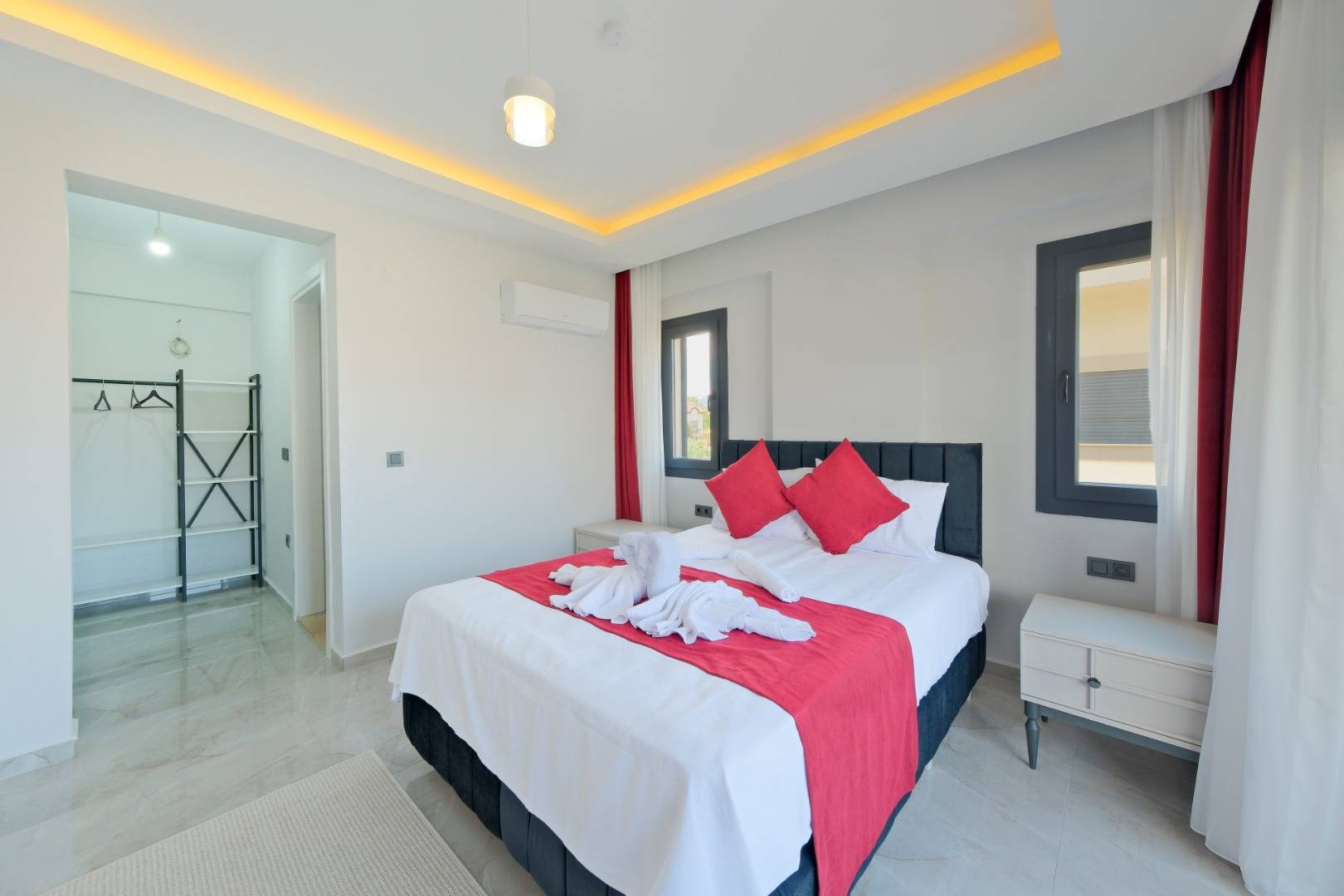 Fethiye Foça'da Yemyeşil Bahçeli, Özel Havuzlu, Çocuk Oyun Alanlı Villa