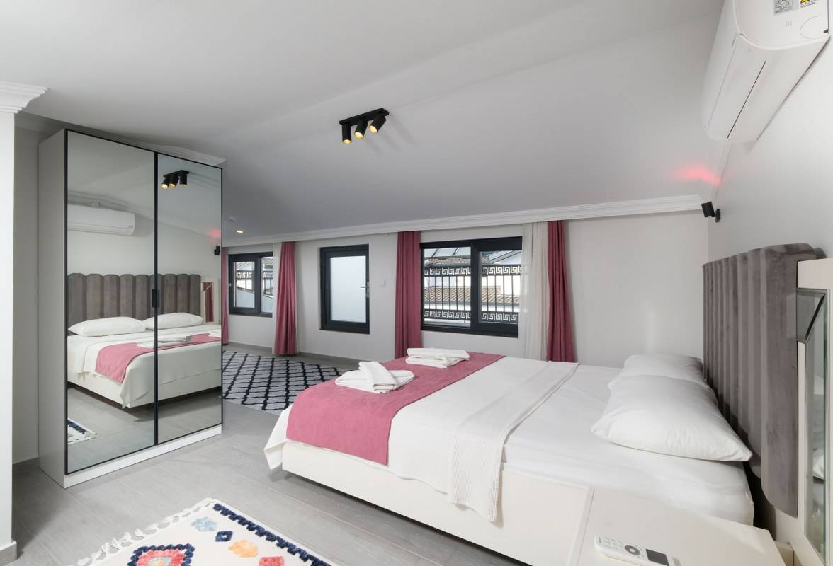 Fethiye Karaçulha'da Modern Tasarıma Sahip, Özel Havuzlu, Saunalı, Hamamlı Villa
