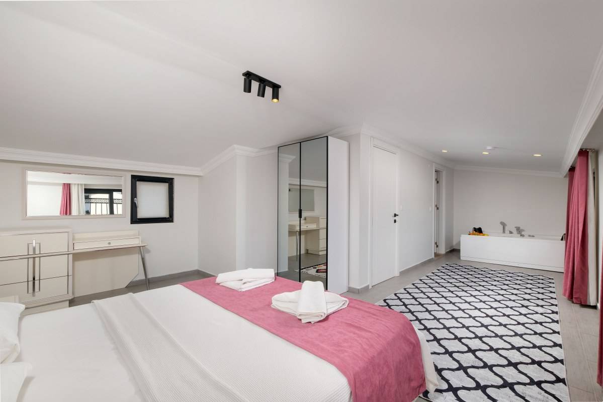 Fethiye Karaçulha'da Modern Tasarıma Sahip, Özel Havuzlu, Saunalı, Hamamlı Villa