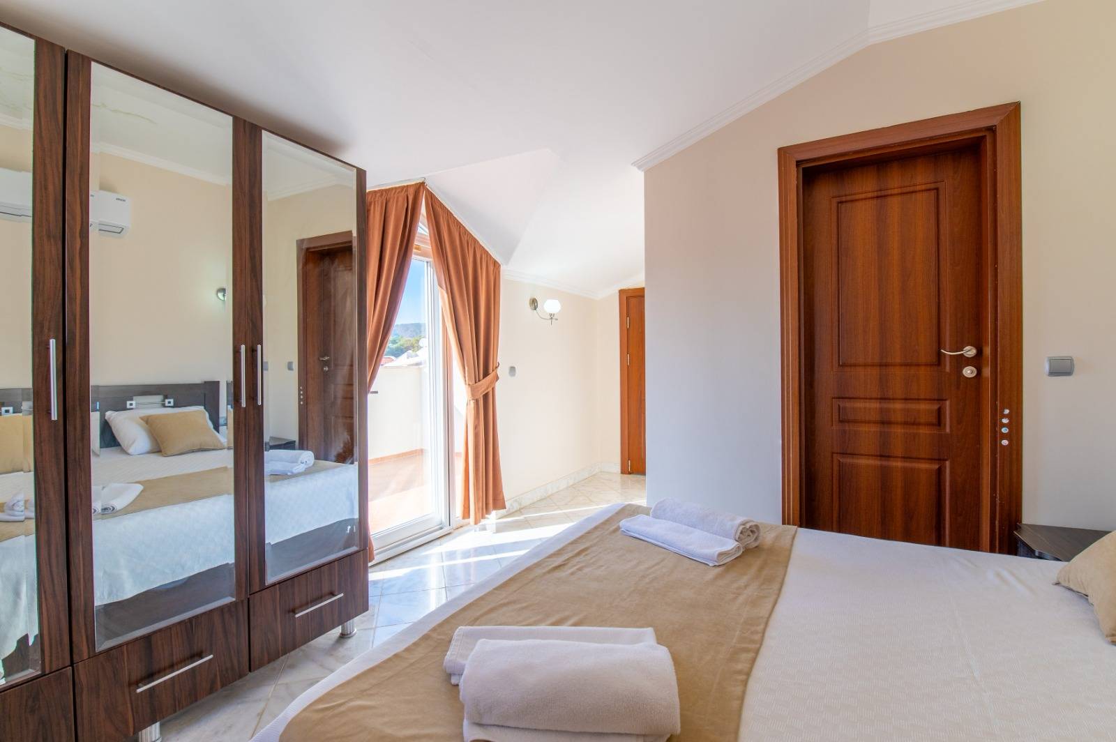 Fethiye Karagedik'te Site İçerisinde, Özel Havuzlu, 5+1 Villa