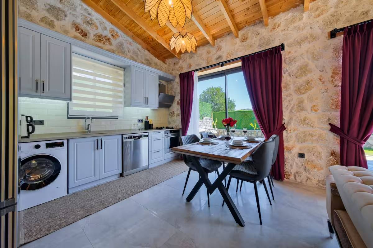 Fethiye Karakeçeliler'de Doğa İçerisinde, Özel Havuzlu, Balayı Villası