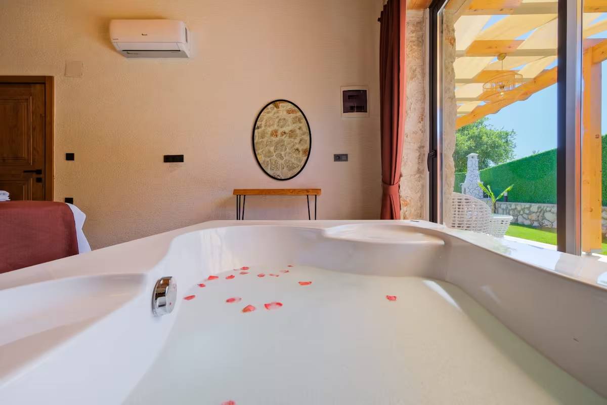 Fethiye Karakeçeliler'de Doğa İçerisinde, Özel Havuzlu, Balayı Villası