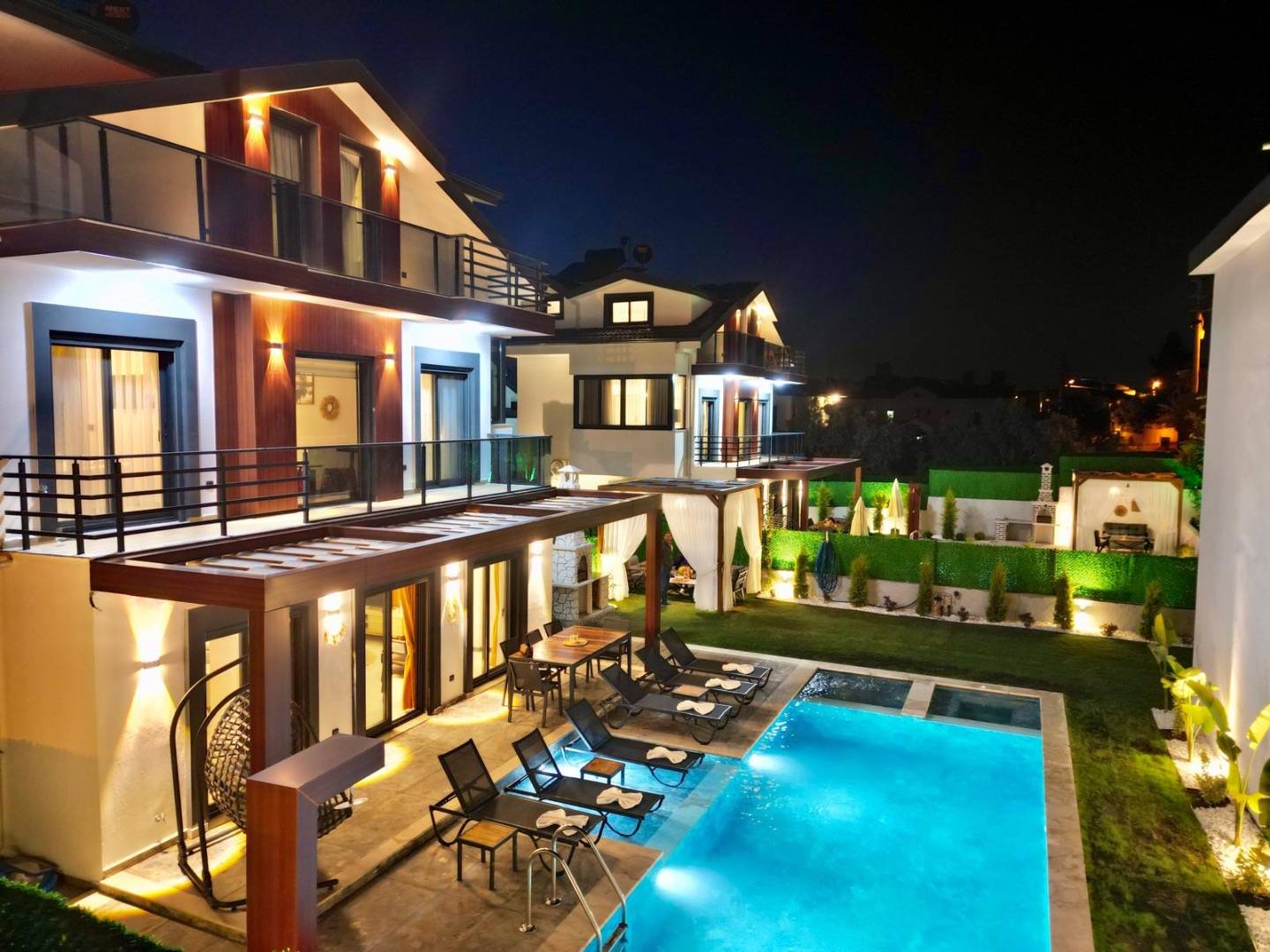 Fethiye Ölüdeniz'de Denize Yakın, Özel Havuzlu, Bahçeli Villa