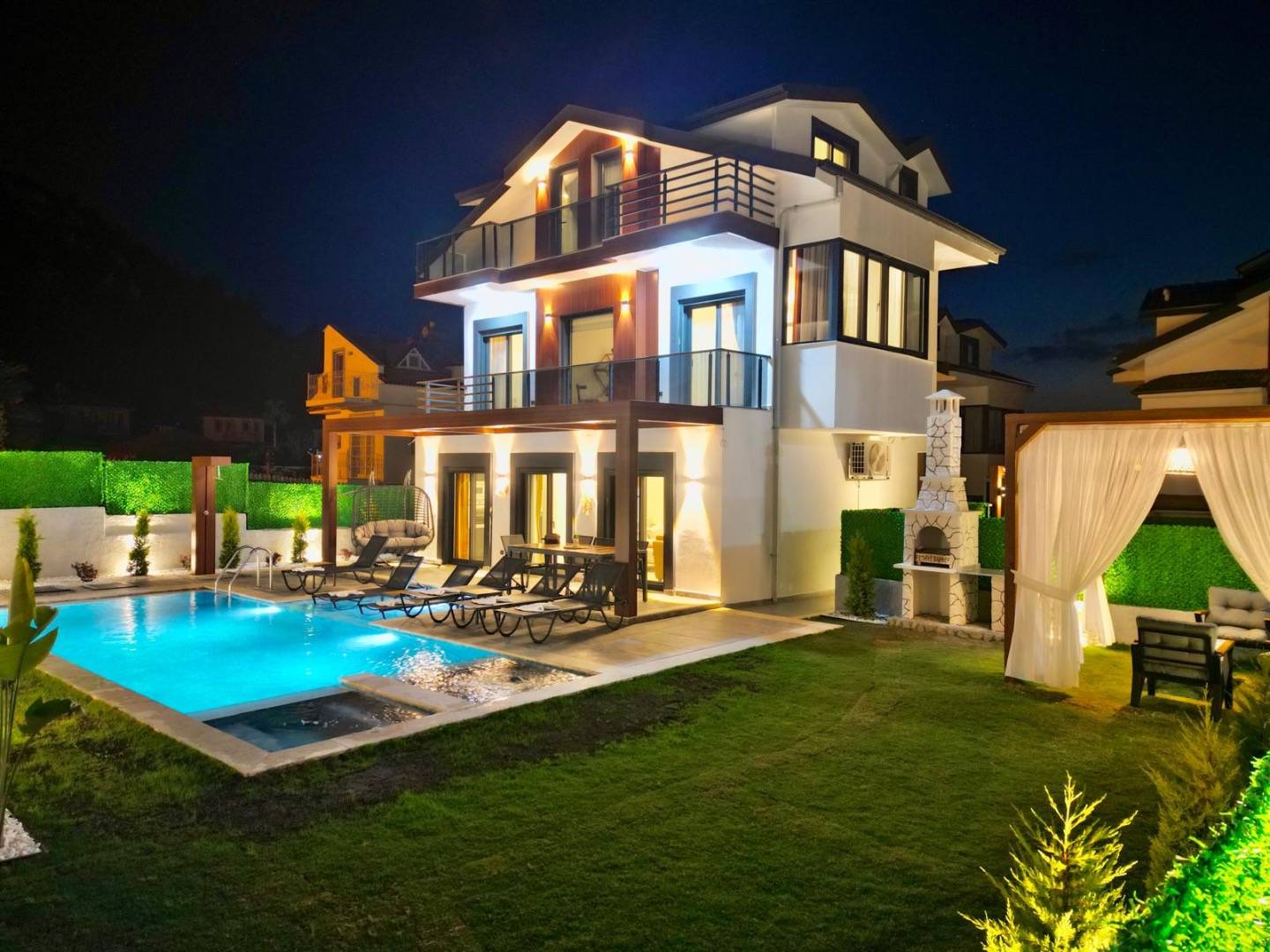 Fethiye Ölüdeniz'de Denize Yakın, Özel Havuzlu, Bahçeli Villa