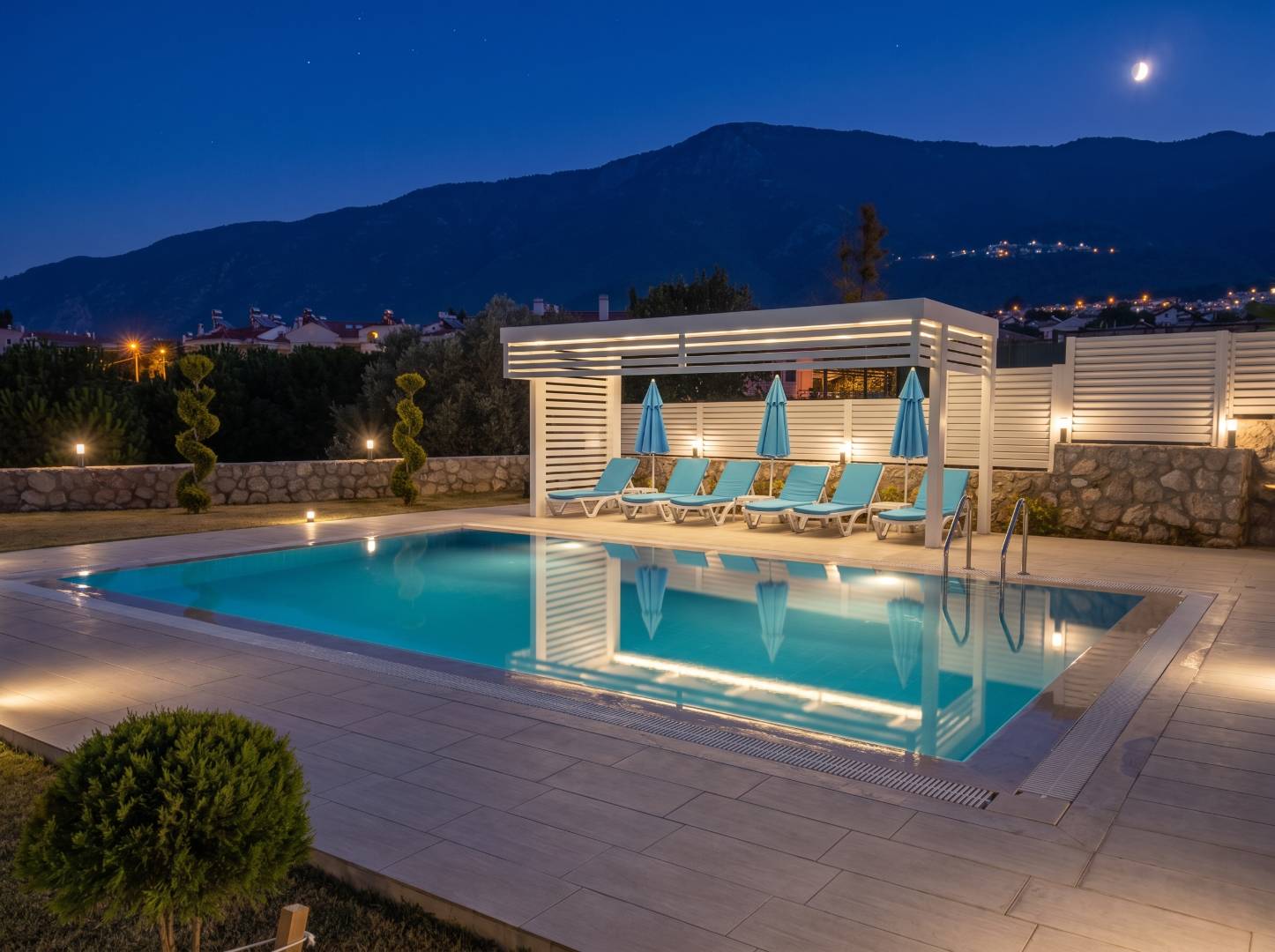 Fethiye Ölüdeniz'de Elverişli Konumda, Özel Havuzlu, Modern Villa