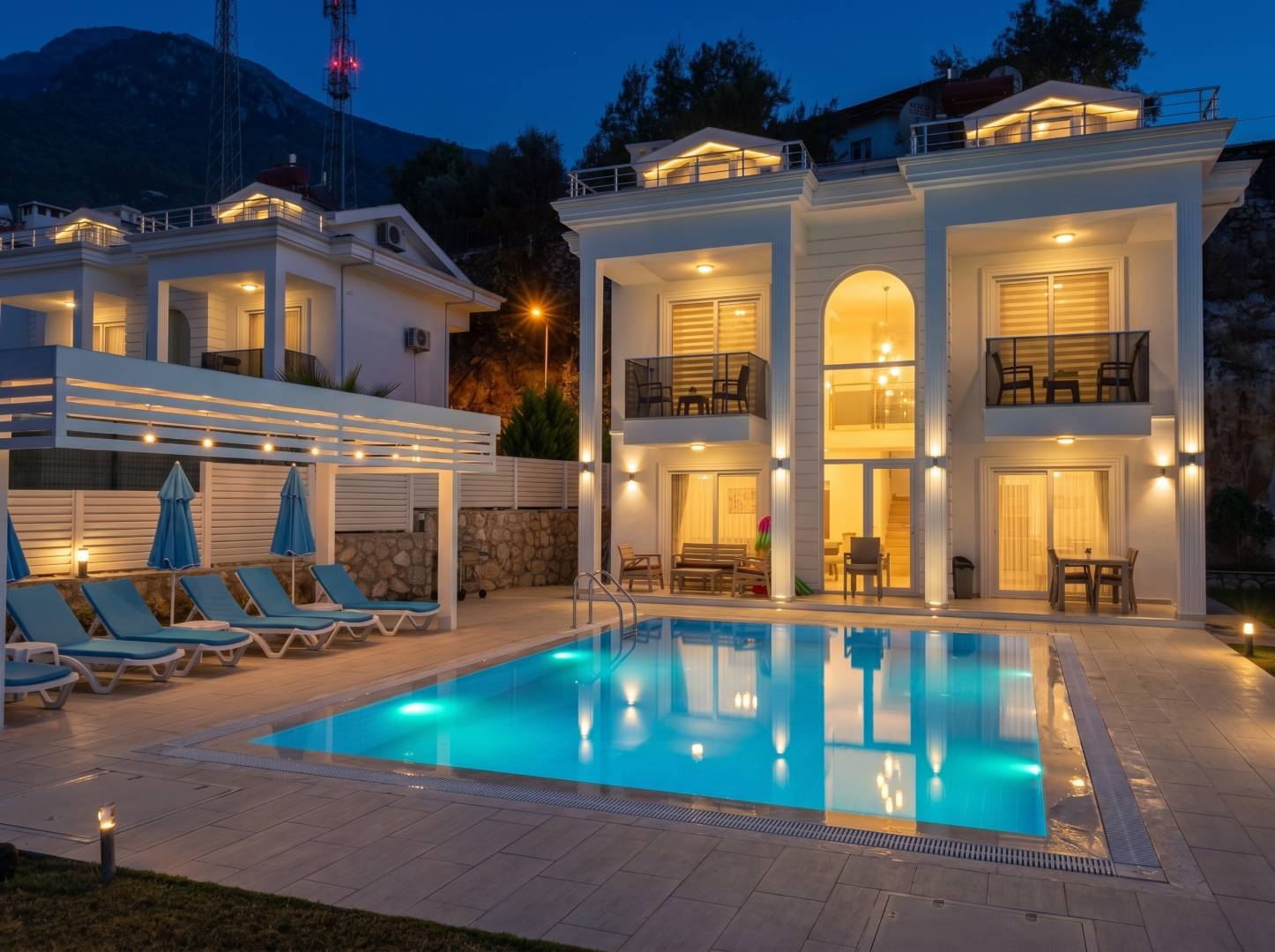 Fethiye Ölüdeniz'de Elverişli Konumda, Özel Havuzlu, Modern Villa