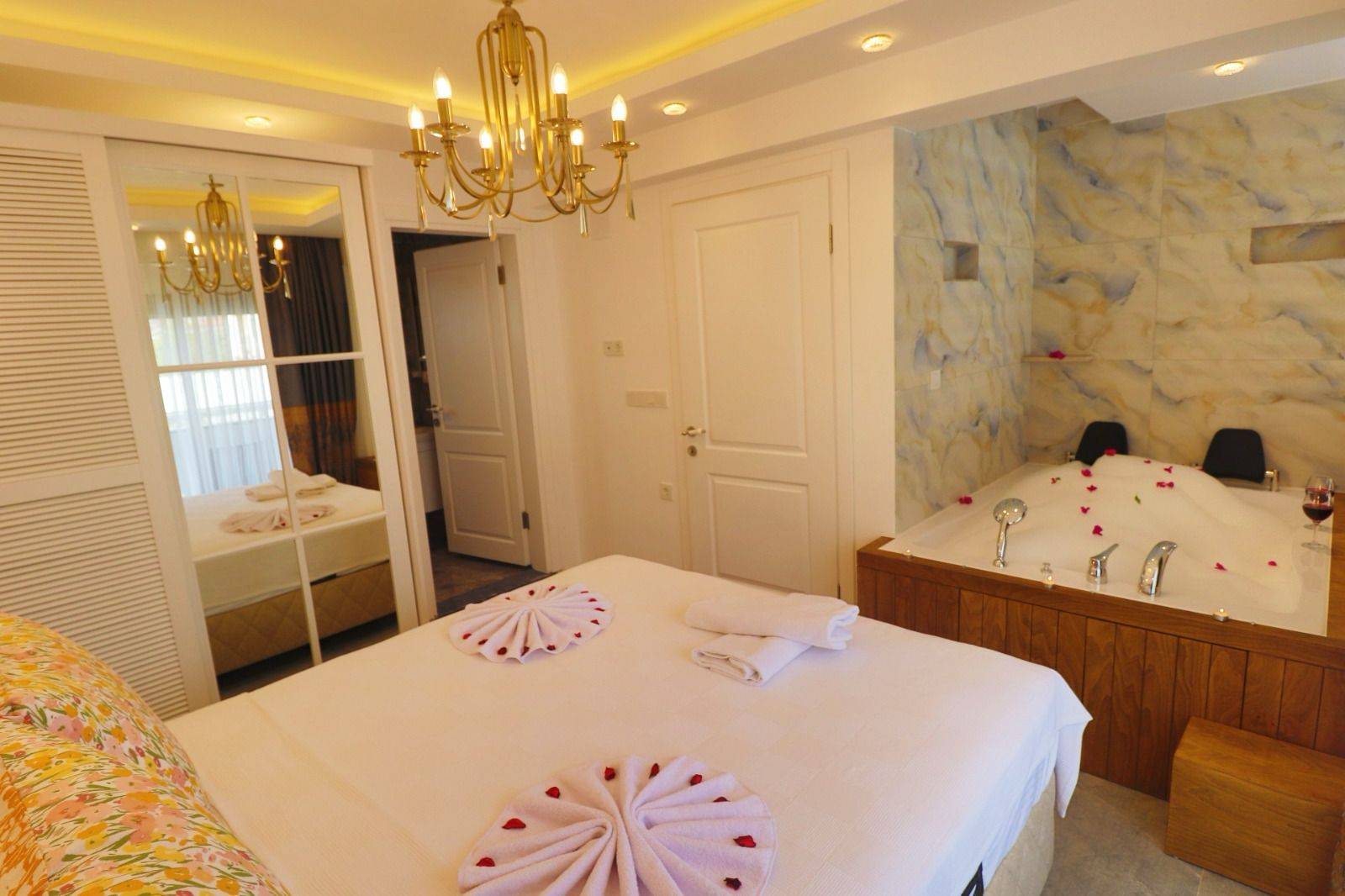 Fethiye Ölüdeniz'de Geniş Ailelere Uygun, Isıtmalı Havuzlu, Lüks Villa