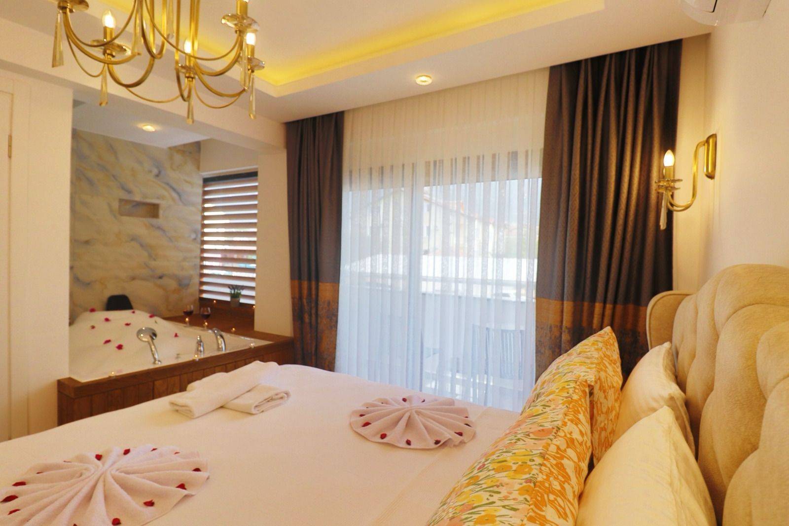 Fethiye Ölüdeniz'de Geniş Ailelere Uygun, Isıtmalı Havuzlu, Lüks Villa