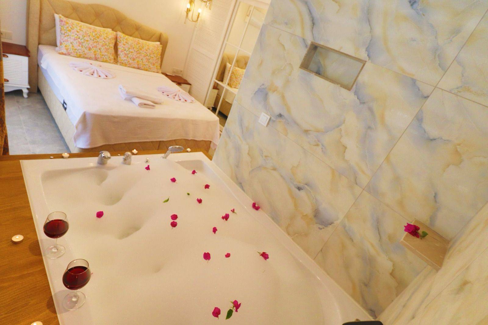 Fethiye Ölüdeniz'de Geniş Ailelere Uygun, Isıtmalı Havuzlu, Lüks Villa