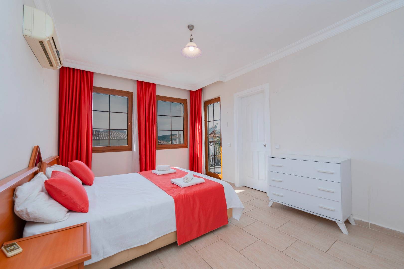 Fethiye Ölüdeniz'de Geniş Alanlara Sahip, Özel Havuzlu, Kiralık Villa 