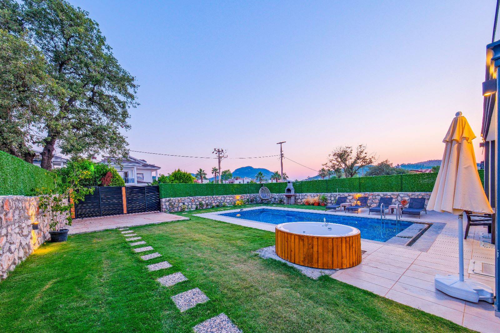 Fethiye Ölüdeniz'de Merkezi Konumda, Özel Havuzlu, Jakuzili Villa