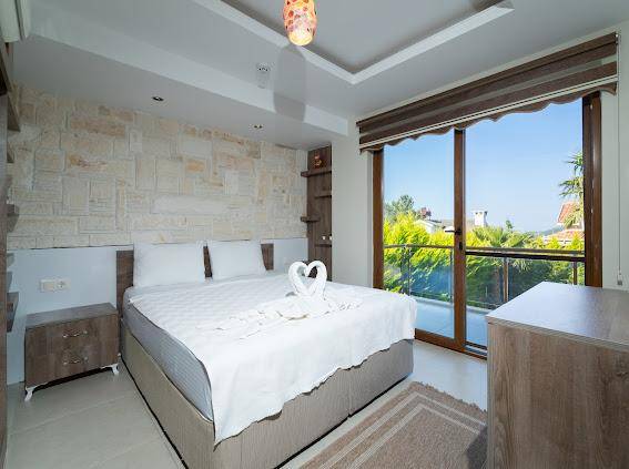 Fethiye Ölüdeniz'de Yemyeşil Bahçeli, Özel Havuzlu, Merkezi Villa
