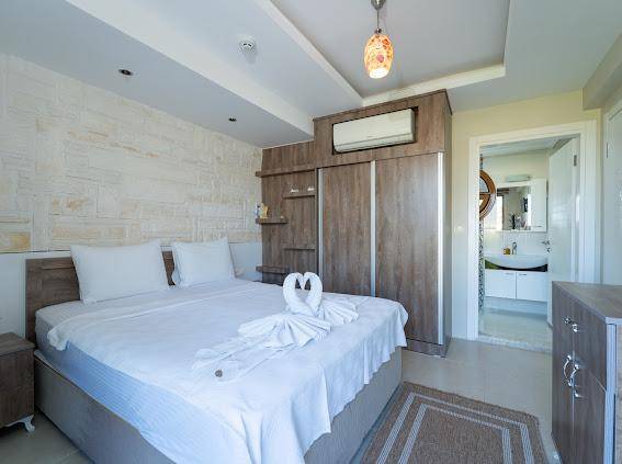Fethiye Ölüdeniz'de Yemyeşil Bahçeli, Özel Havuzlu, Merkezi Villa