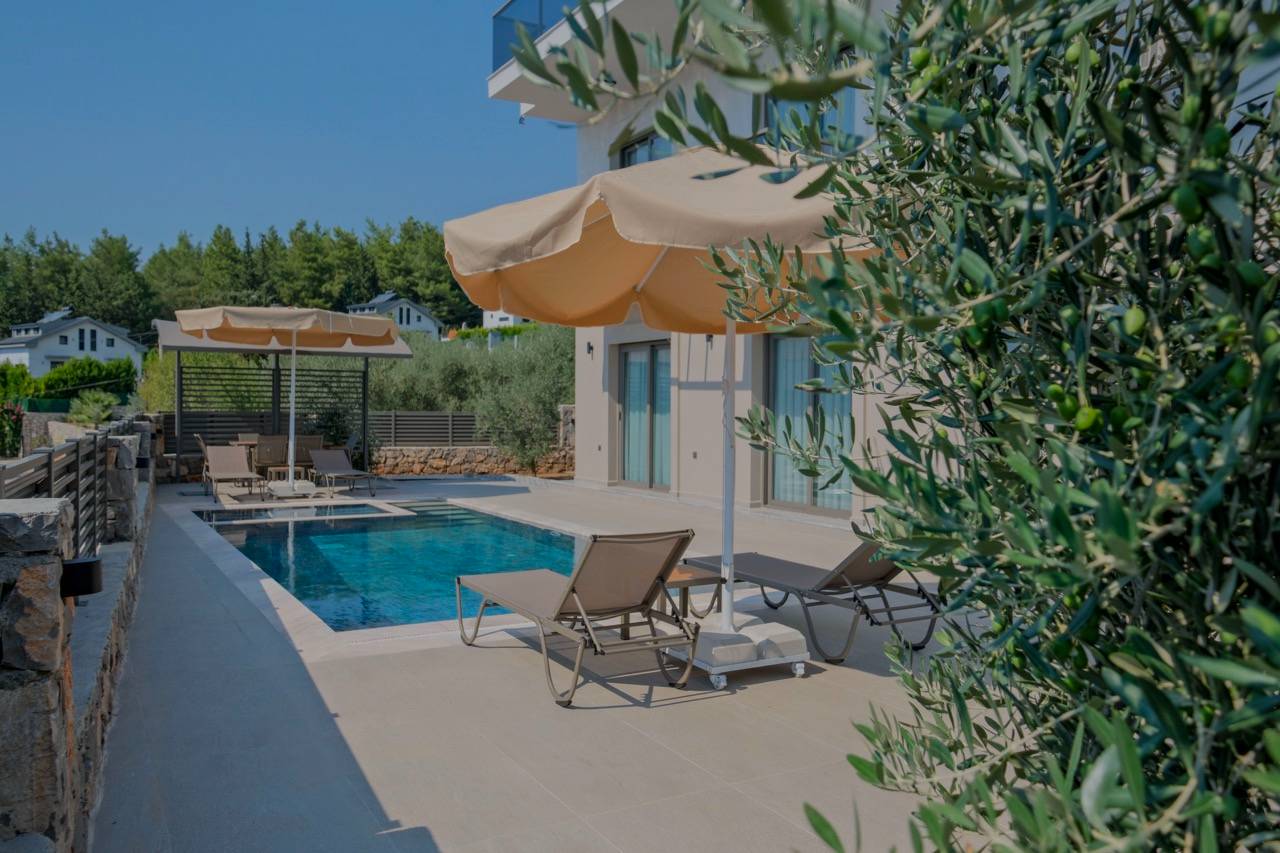 Fethiye Ölüdeniz'de Merkezi Konumda, Özel Havuzlu, Konforlu Villa