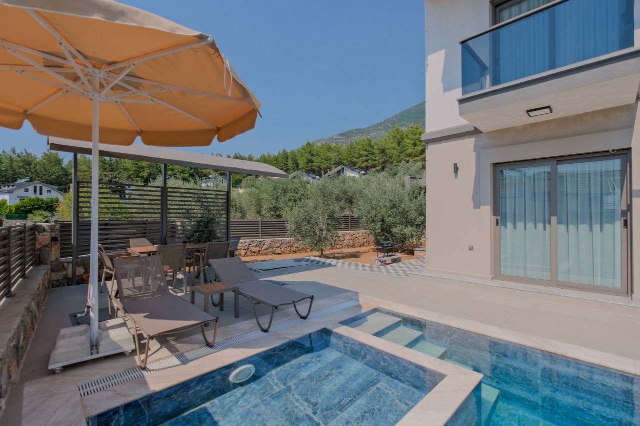 Fethiye Ölüdeniz'de Merkezi Konumda, Özel Havuzlu, Konforlu Villa