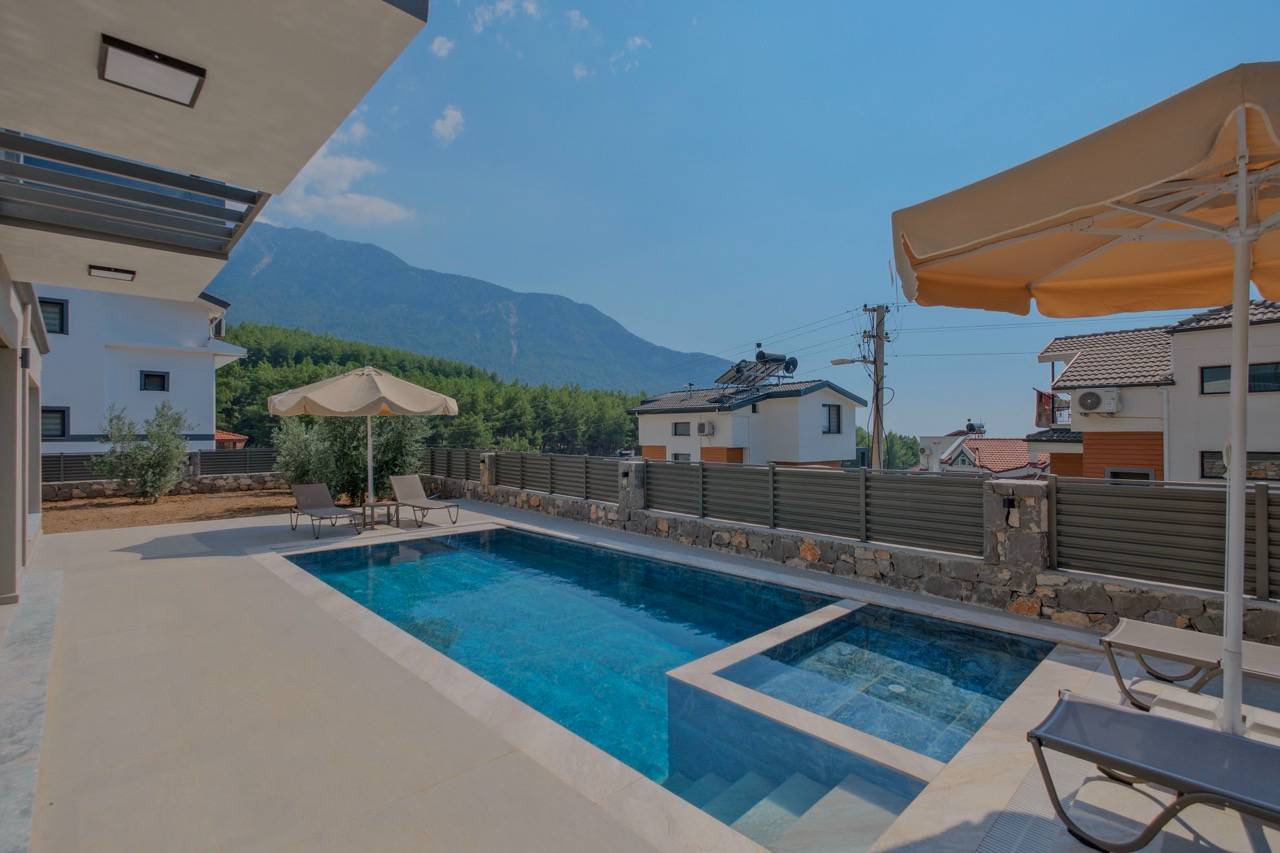 Fethiye Ölüdeniz'de Merkezi Konumda, Özel Havuzlu, Konforlu Villa