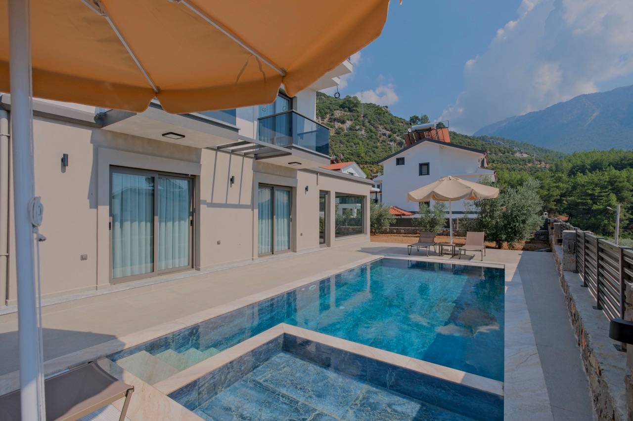 Fethiye Ölüdeniz'de Merkezi Konumda, Özel Havuzlu, Konforlu Villa