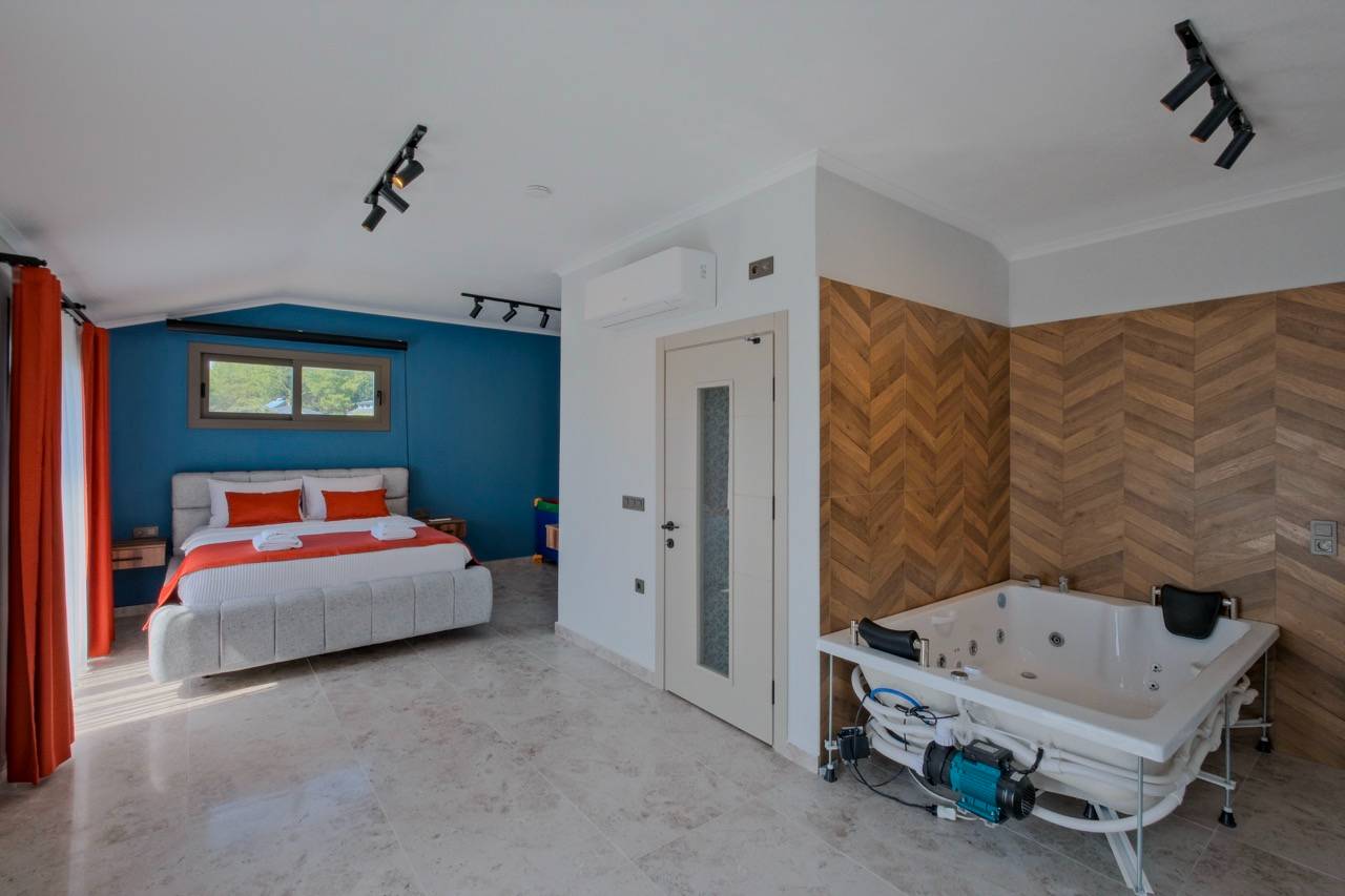 Fethiye Ölüdeniz'de Merkezi Konumda, Özel Havuzlu, Konforlu Villa