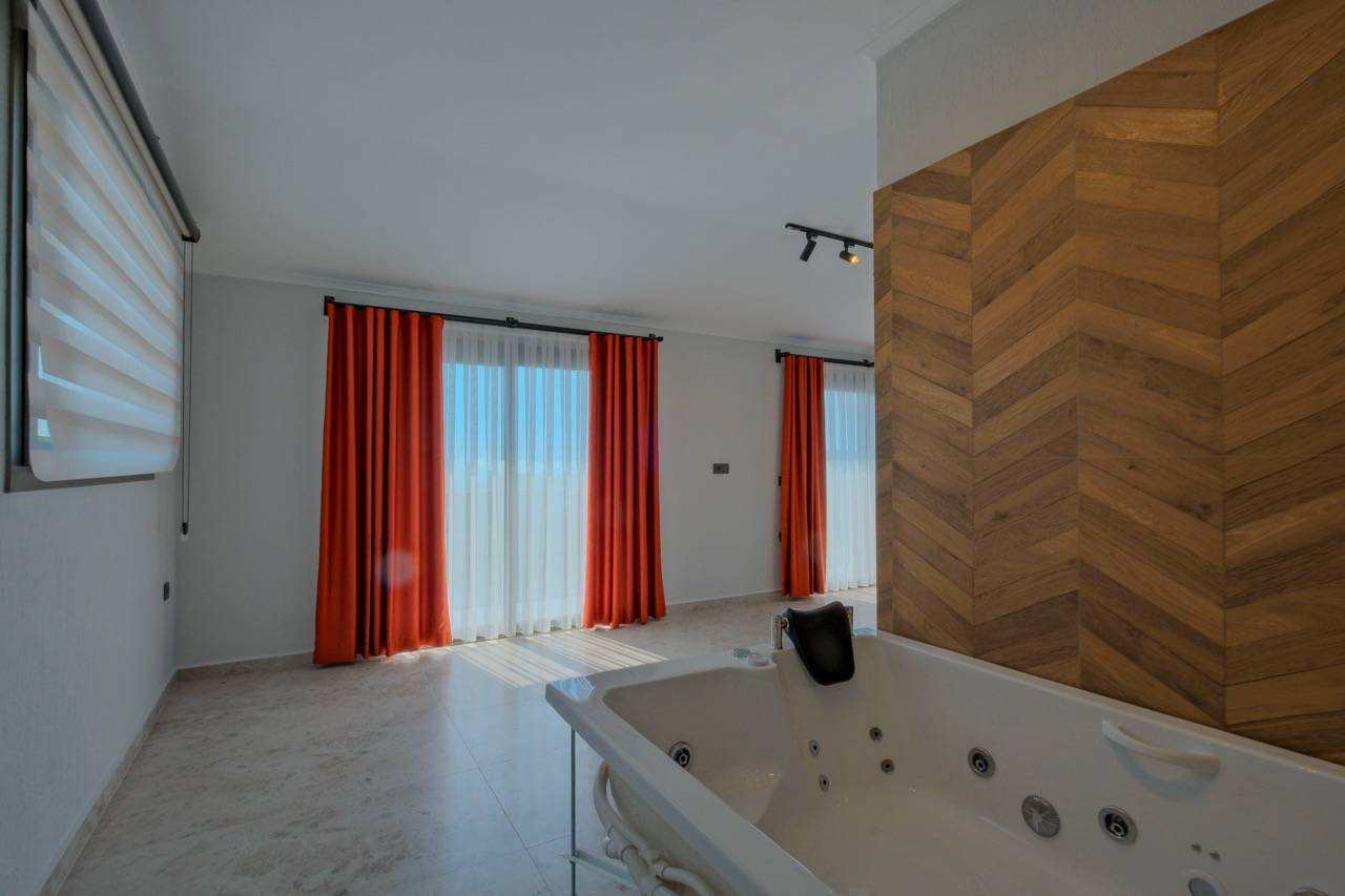 Fethiye Ölüdeniz'de Merkezi Konumda, Özel Havuzlu, Konforlu Villa
