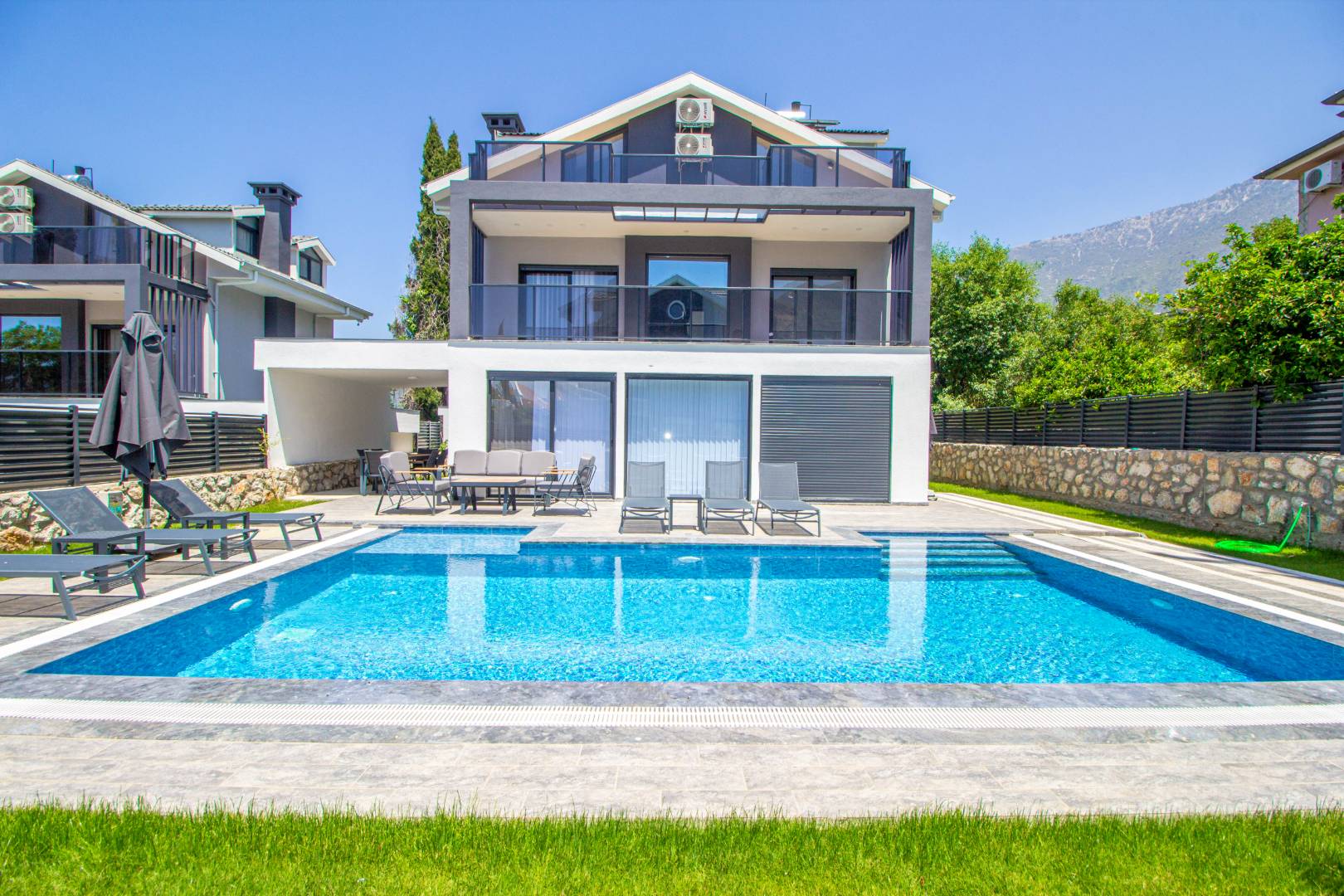 Fethiye Ölüdeniz'de Modern Tasarımlı, Özel Havuzlu, 8 Kişilik Villa 45874 — 2