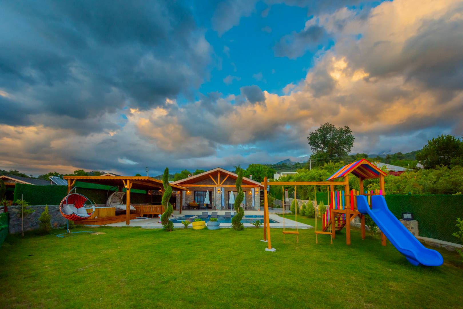 Seydikemer Yakaköy'de Nezih Konumda, Isıtmalı Havuzlu, Saunalı Villa