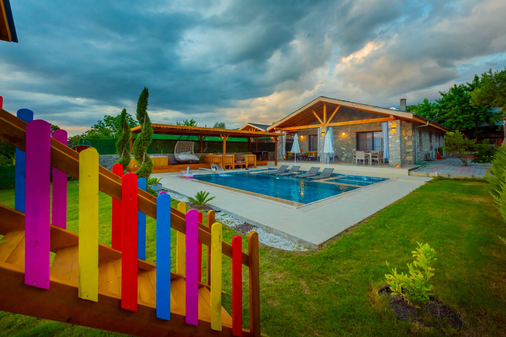 Seydikemer Yakaköy'de Nezih Konumda, Isıtmalı Havuzlu, Saunalı Villa