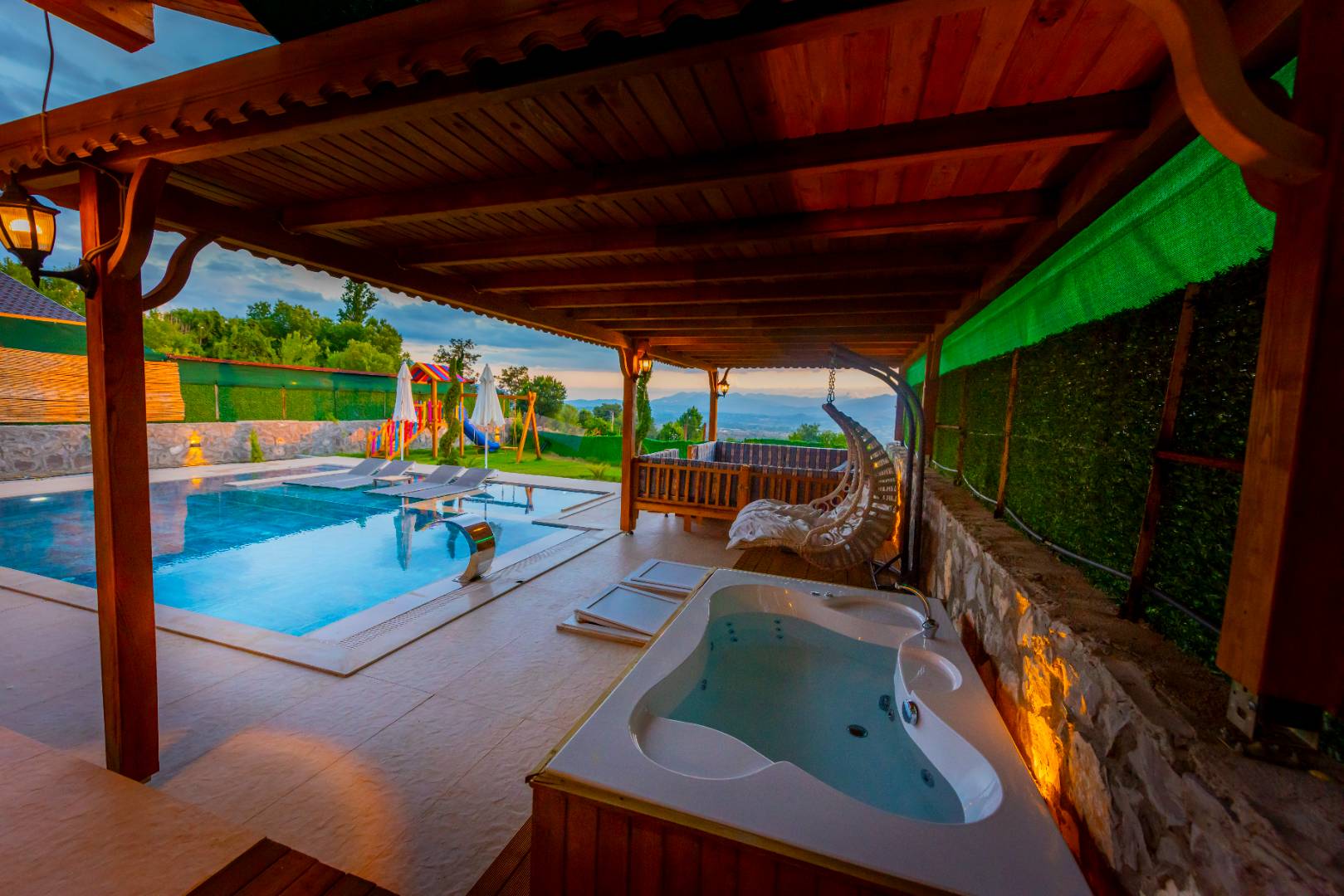 Seydikemer Yakaköy'de Modern Tasarımlı, Özel Havuzlu, Jakuzili Villa