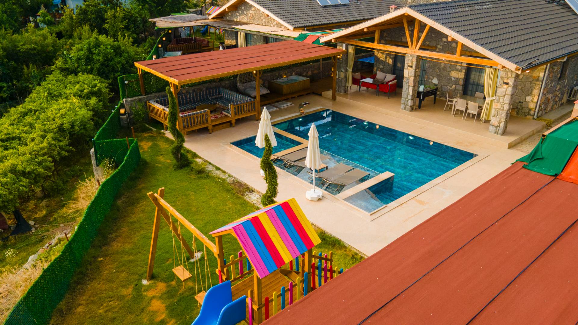 Seydikemer Yakaköy'de Modern Tasarımlı, Özel Havuzlu, Jakuzili Villa