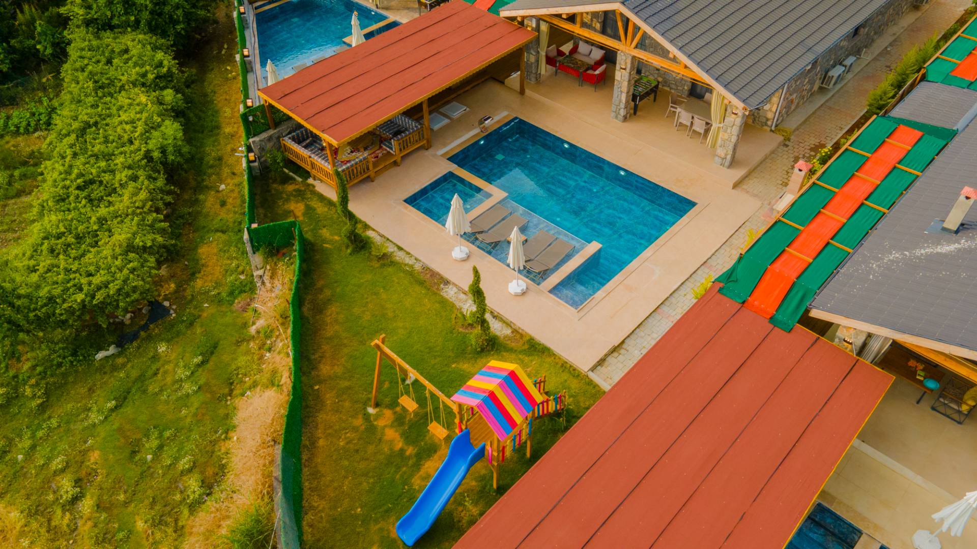 Seydikemer Yakaköy'de Modern Tasarımlı, Özel Havuzlu, Jakuzili Villa
