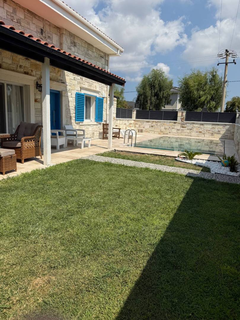 Foça Yenibağarası'nda Geniş Bahçe İçerisinde, Özel Havuzlu, 3+1 Villa