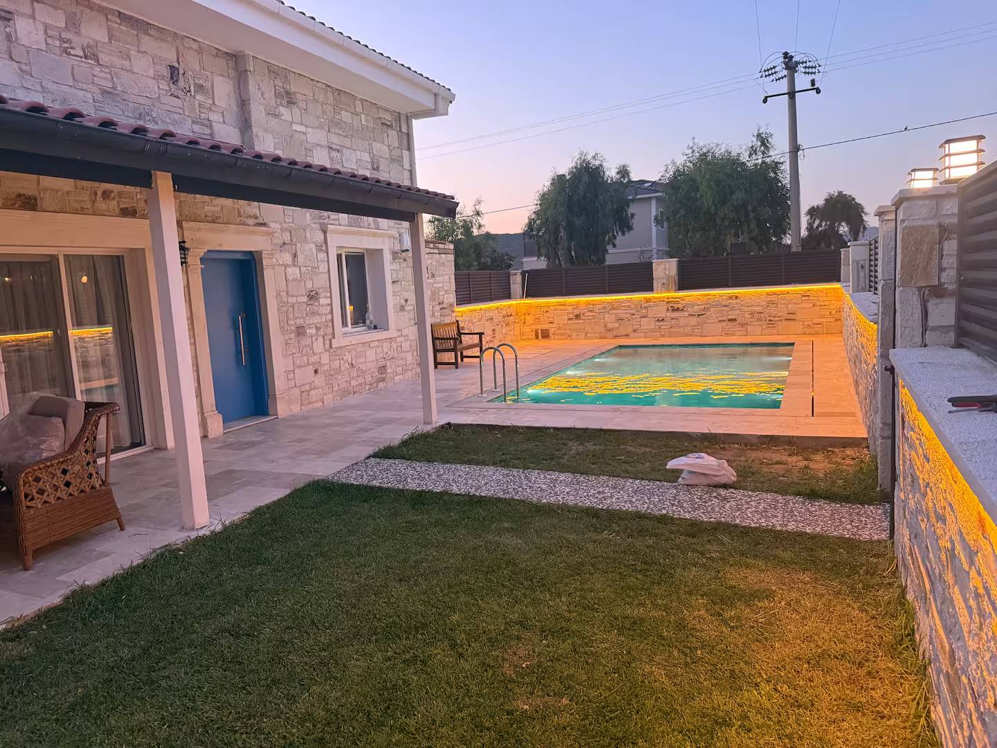 Foça Yenibağarası'nda Geniş Bahçe İçerisinde, Özel Havuzlu, 3+1 Villa