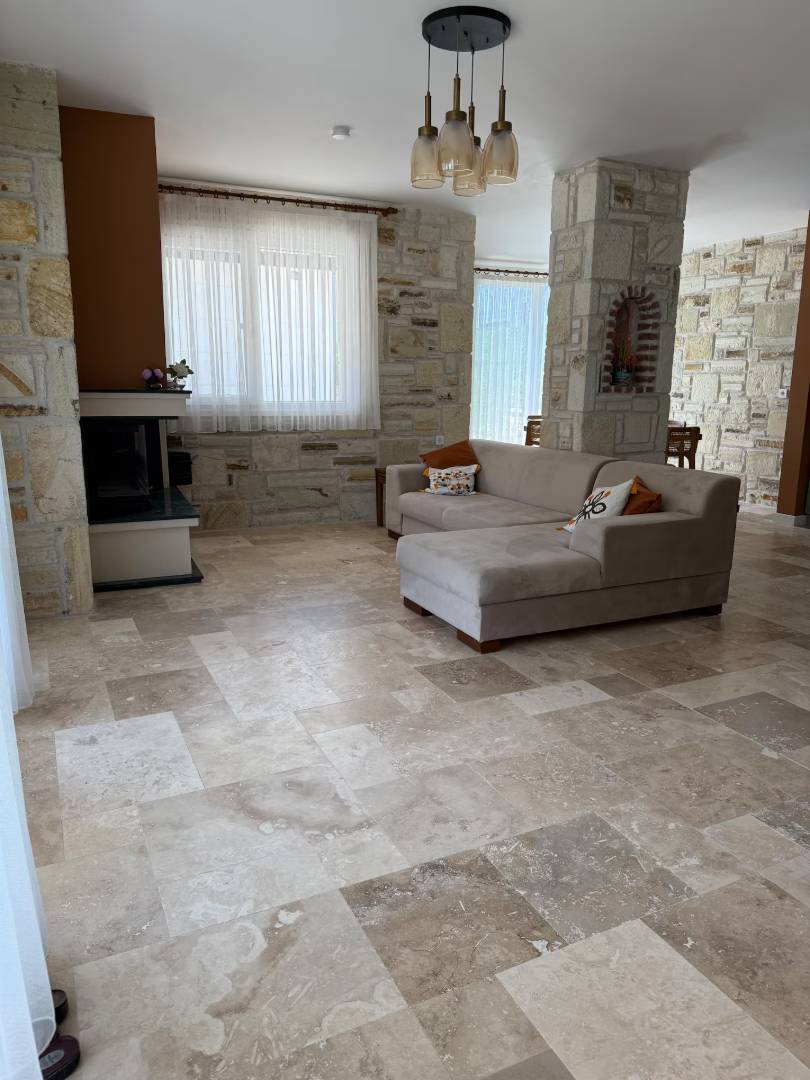 Foça Yenibağarası'nda Geniş Bahçe İçerisinde, Özel Havuzlu, 3+1 Villa