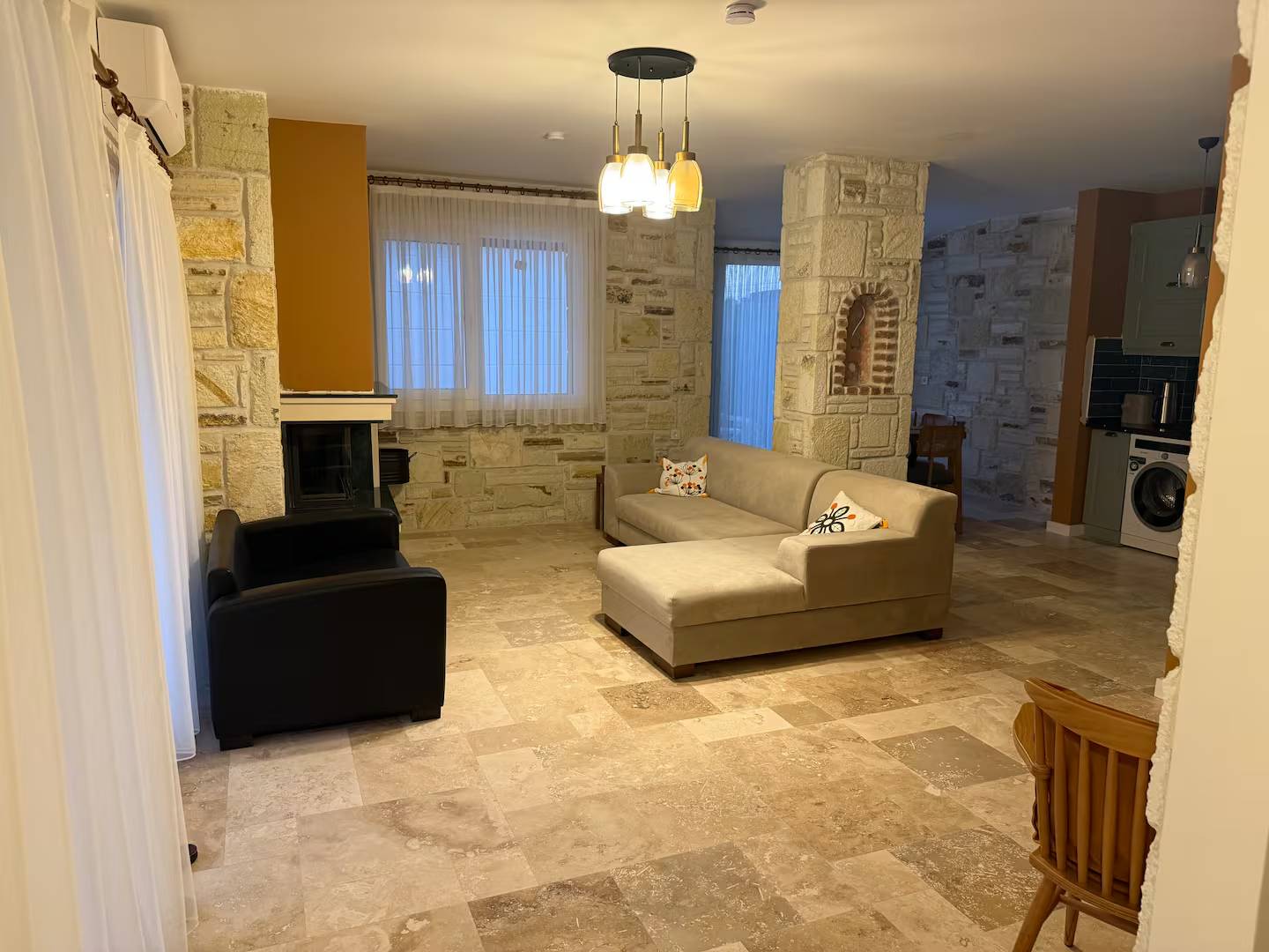 Foça Yenibağarası'nda Geniş Bahçe İçerisinde, Özel Havuzlu, 3+1 Villa