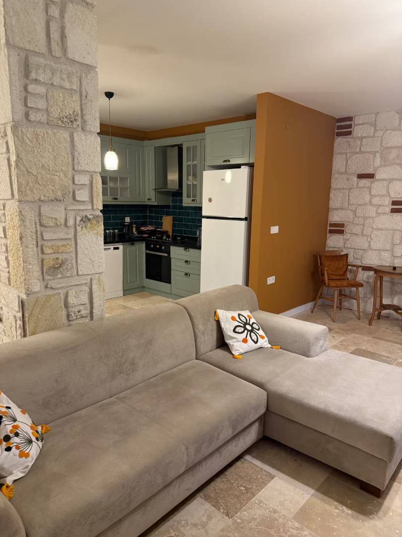 Foça Yenibağarası'nda Geniş Bahçe İçerisinde, Özel Havuzlu, 3+1 Villa
