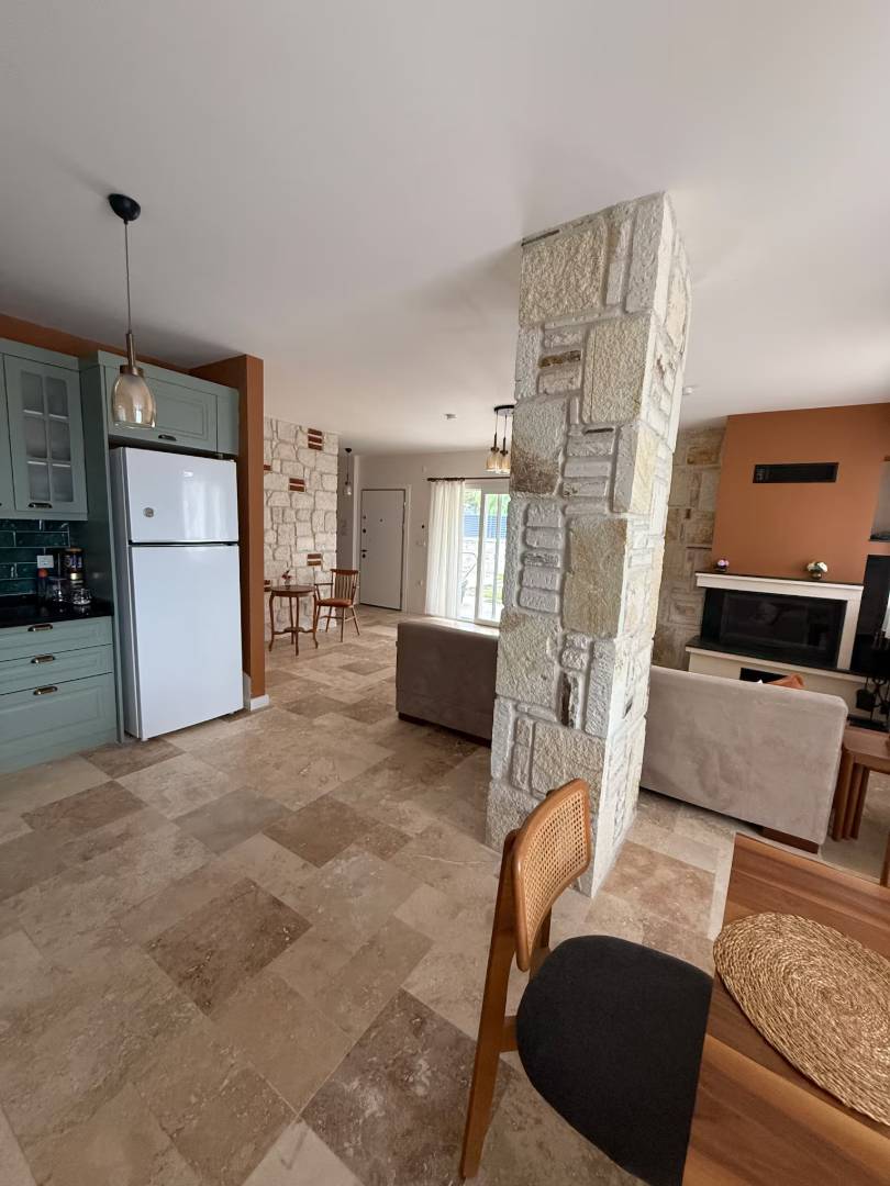 Foça Yenibağarası'nda Geniş Bahçe İçerisinde, Özel Havuzlu, 3+1 Villa
