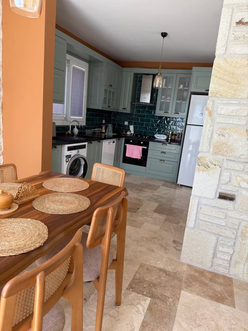 Foça Yenibağarası'nda Geniş Bahçe İçerisinde, Özel Havuzlu, 3+1 Villa