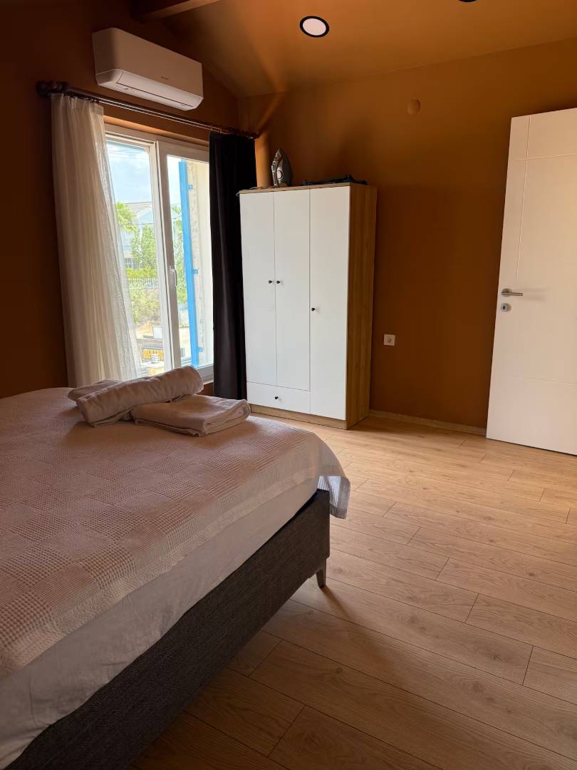 Foça Yenibağarası'nda Geniş Bahçe İçerisinde, Özel Havuzlu, 3+1 Villa