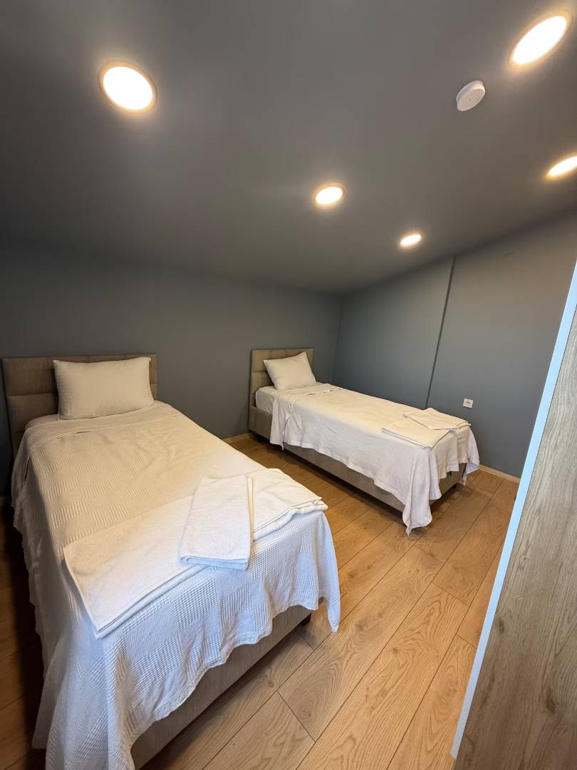 Foça Yenibağarası'nda Geniş Bahçe İçerisinde, Özel Havuzlu, 3+1 Villa