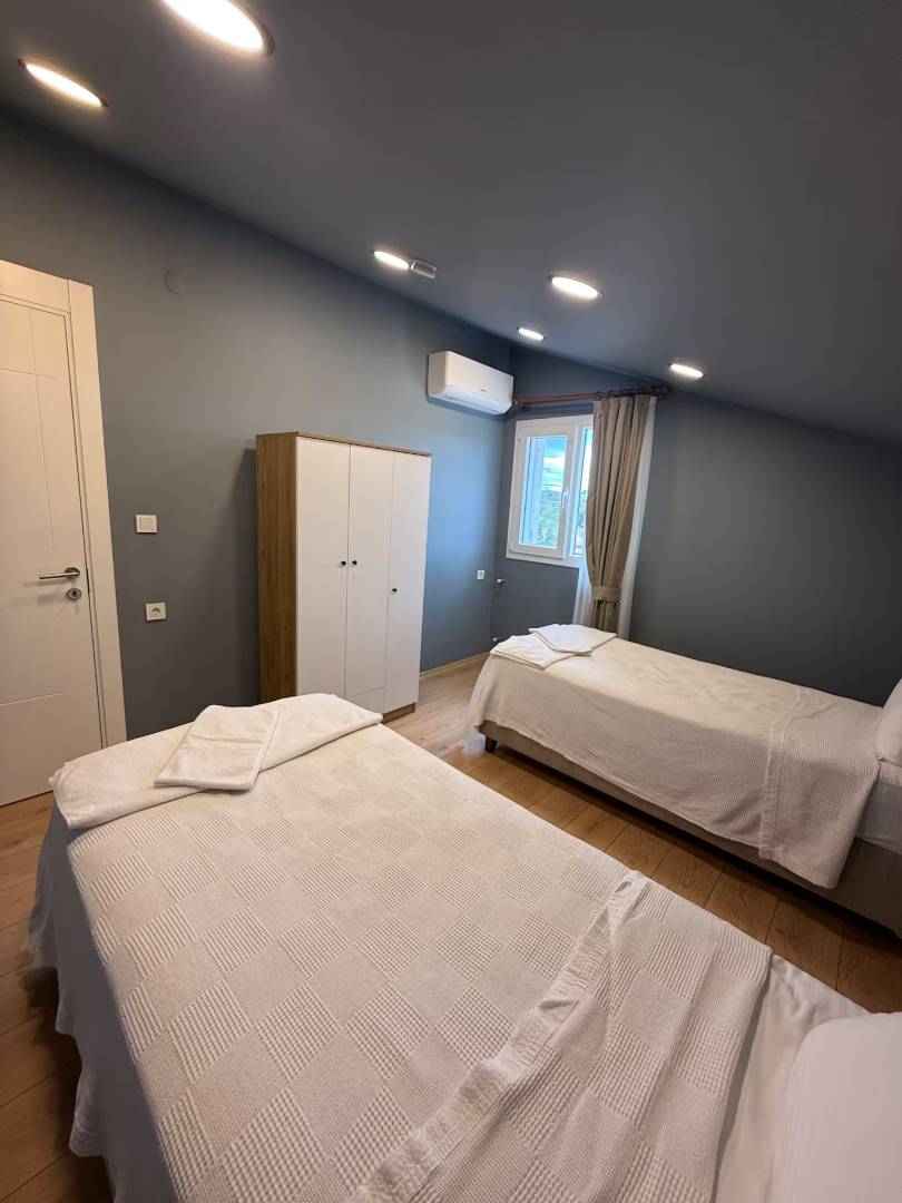 Foça Yenibağarası'nda Geniş Bahçe İçerisinde, Özel Havuzlu, 3+1 Villa
