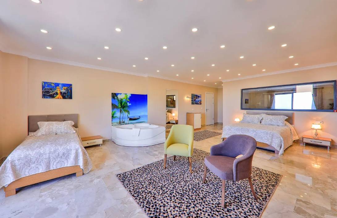 İslamlar'da Panoramik Deniz Manzaralı, Jakuzili, 10 Kişilik Villa