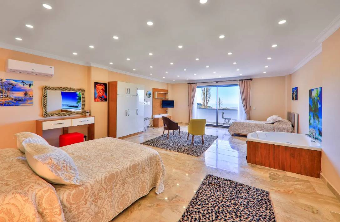 İslamlar'da Panoramik Deniz Manzaralı, Jakuzili, 10 Kişilik Villa