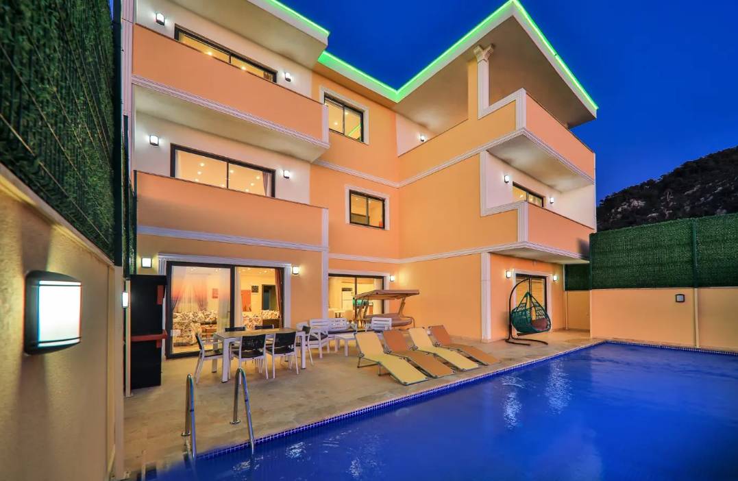 İslamlar'da Panoramik Deniz Manzaralı, Jakuzili, 10 Kişilik Villa