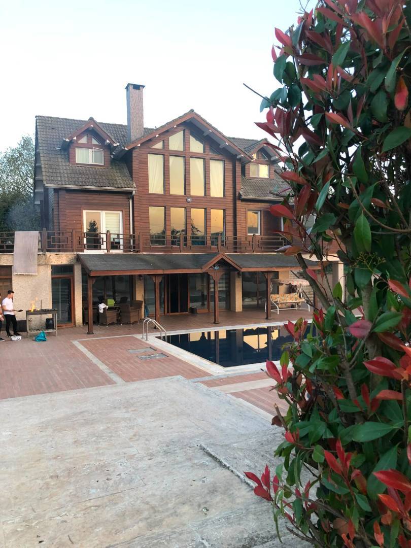Gebze Cumaköy'de Geniş Bahçeli, Özel Havuzlu, Lüks Kiralık Villa