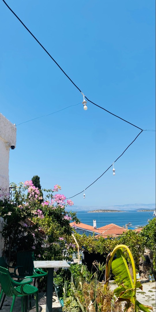 İzmir Çeşme'de Merkezi Konumda, Denize Yakın, Otantik Taş Ev