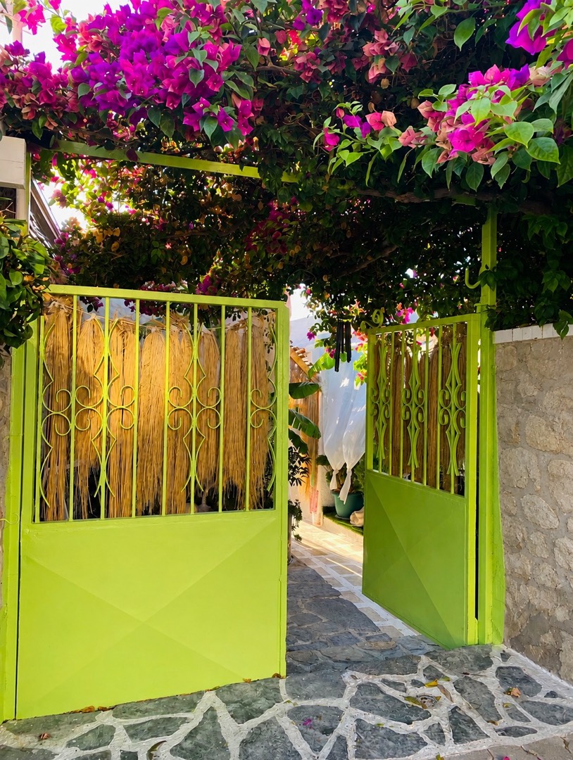 İzmir Çeşme'de Merkezi Konumda, Denize Yakın, Otantik Taş Ev