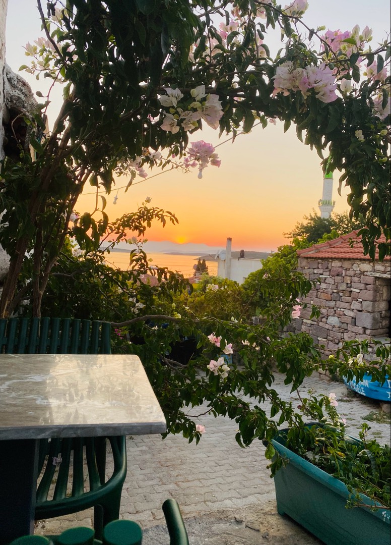 İzmir Çeşme'de Merkezi Konumda, Denize Yakın, Otantik Taş Ev